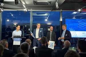  Goar T. Werner, ABE-Geschäftsführer (links) und der erste Vorsitzende des ABE, Günter Carpus (rechts) gratulieren den Finalisten des ABE_Award 2019: Philipp Hollberg (CAALA) und Dr. Markus Mathias (Scala) (Mitte v.l.n.r.).  