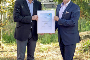  Dipl.-Ing. Jan Heckmann, Vorsitzender des BTGA-Fachbereichs „Sanitärtechnik“, überreicht Frank Lissy (rechts), Verkaufsleiter Süddeutschland der ACO Passavant GmbH, die Mitgliedsurkunde des BTGA. 