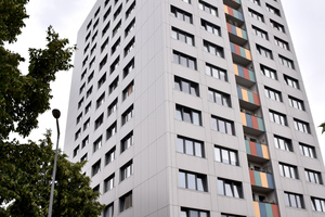  Das 19-stöckige Hochhaus mit 150 Wohneinheiten in Berlin-Lichtenberg wurde kürzlich grundlegend digitalisiert  