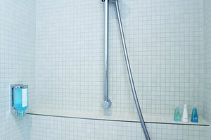  Detailansicht der funktional ge­haltenen Dusche 